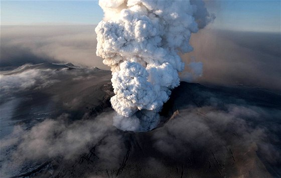 Erupce islandské sopky Eyjafjallajokull.