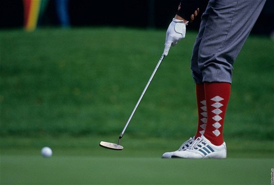 Golfky, neboli plus fours, vyniknou i v kombinaci s moderním obutím.