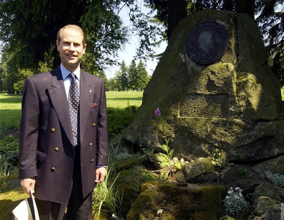 Britský princ Edward pi návtv golfového hit v Mariánských Lázních v roce 2005, u pamtní desky zakladatele a jeho prapraddeka, krále Edwarda VII.