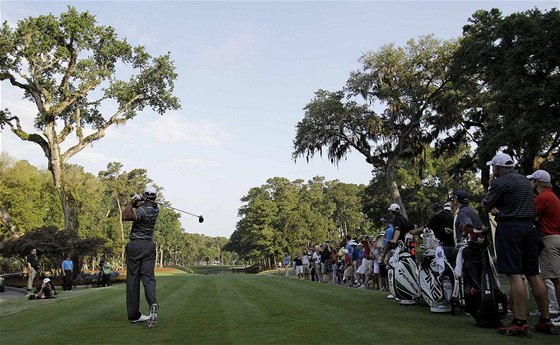 Fanouci sledují odpal Tigera Woodse ve druhém kole The Players Championship na hiti TPC Sawgrass v Ponte Vedra Beach na Florid.