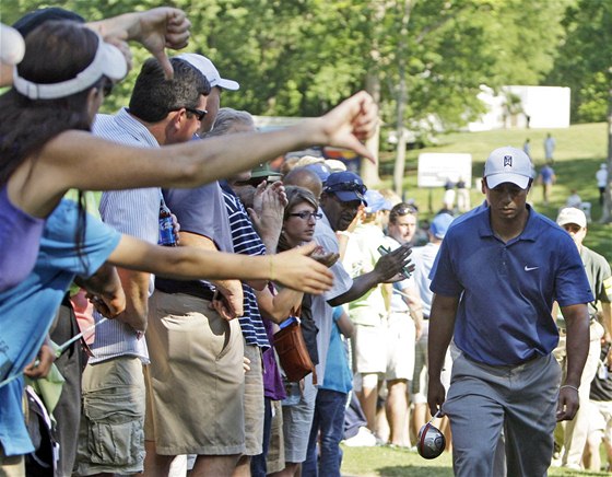 Tiger Woods se pi pechodu mezi jamkami nevyhnul ani negativním reakcím na sexuální skandál