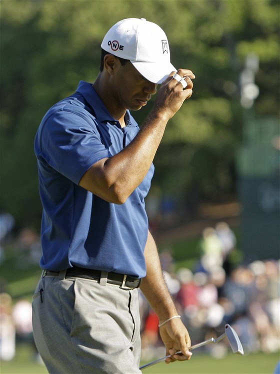 Tiger Woods neproel cutem o osm ran. Je to pouhý výpadek, nebo za tím stojí rodinné problémy?