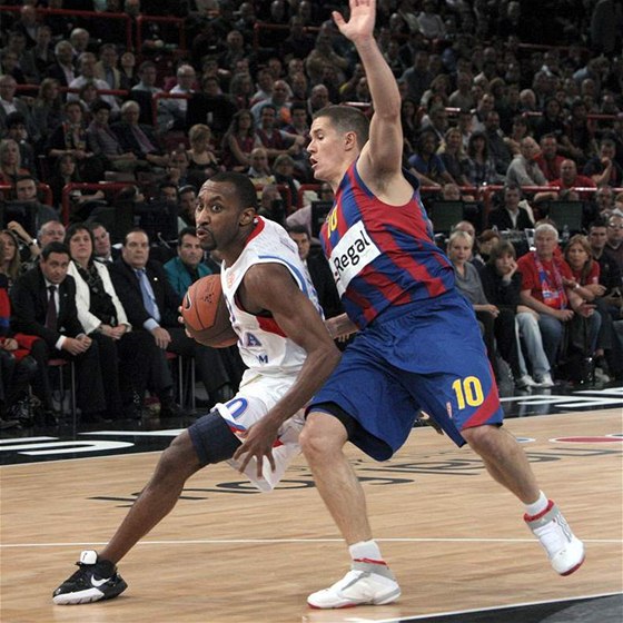 J.R. Holden z CSKA Moskva obchází Jaku Lakovie z FC Barcelona v semifinálovém duelu Final Four Euroligy basketbalist.