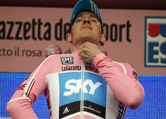 Bradley Wiggins obléká rový trikot pro lídra závodu Giro d´Italia.