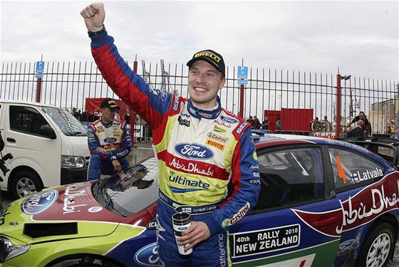 Jarri-Matti Latvala se raduje z triumfu v Rallye Nový Zéland.