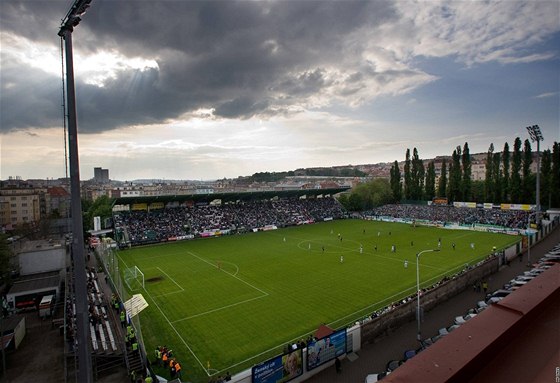 MILOVANÝ OLÍEK. Fotbalisté vrovických Bohemians 1905 hráli poslední zápas v olíku ped sthováním do Edenu.