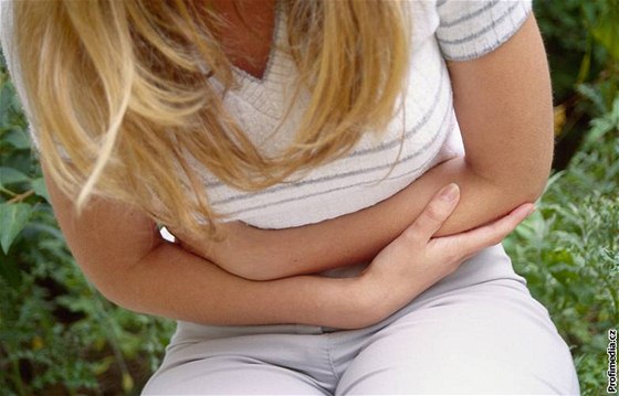 Dlouhodobé bolesti břicha a zvracení mohou být příznakem celiakie (ilustrační fotografie)