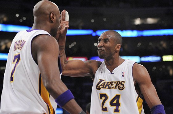 Kobe Bryant (vpravo) a  Lamar Odom se radují z výhry Lakers.