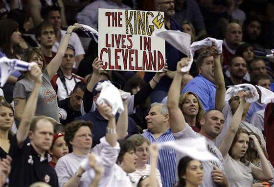 KRÁL IJE V CLEVELANDU. Fanouek Cavaliers má jasnou pedstavu o nejlepím basketbalistovi NBA: