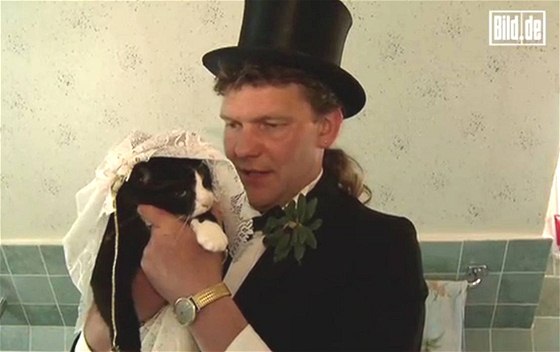 Uwe Mitzscherlich na svatb se svou milovanou kokou 