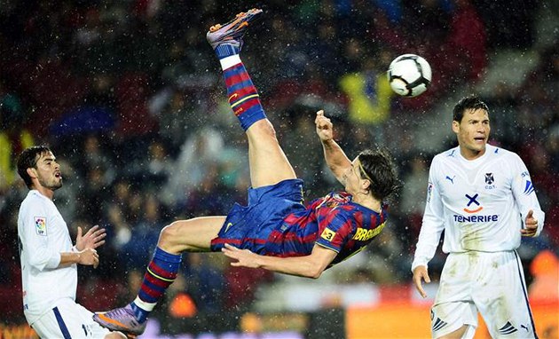 Zlatan Ibrahimovic (uprost�ed) sice Tenerife gól nedal, ale Barcelona p�esto vyhrála 4:1.