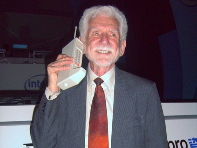Od prvního hovoru mobilem uplynulo 50 let. Podivín na ulici volal konkurenci