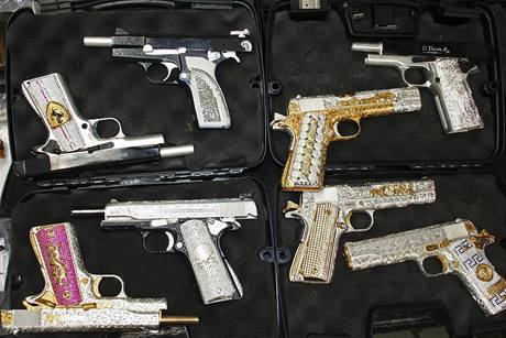 Mexick policie zabavila narkobaronovi pistole vykldan zlatem a diamanty (4. kvtna 2010)