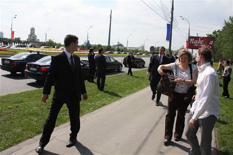 Klausova kolona zastavila, aby se prezident podlil s novini o sv dojmy z moskevsk pehldky (9. dubna 2010)