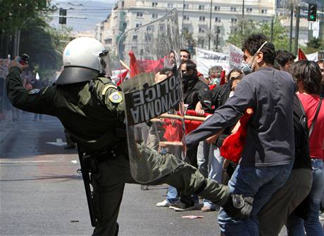 Zsah policie pri prvomjov demonstraci v Athnch