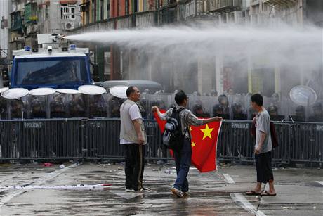 Proti prvomjov demonstraci v Maccau pouila policie vodn dla