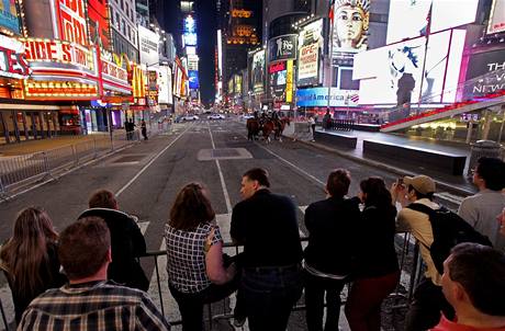 Lid pes ztarasy sleduj prci policie v vyklizen sti Times square