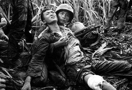 Jihovietnamsk marik dr v nru svho spolubojovnka, kter utrpl vn zrann, kdy byli pepadeni leny Vietkongu v polch s cukrovou ttinou nedaleko Saigonu. 