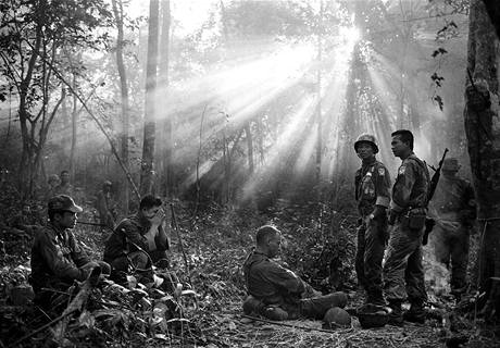 Jihovietnamt vojci s americkmi poradci odpovaj nad rnem na zatku ledna 1965 v bain dungle u msta Binh Gia po napjat noci, kdy se pipravovali na tok Vietkongu.