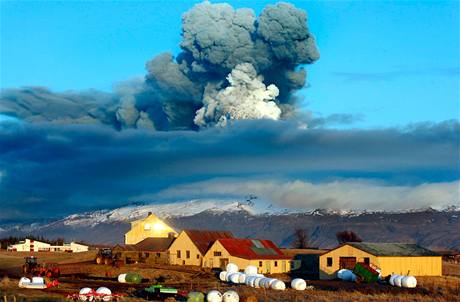 Erupce islandsk sopky Eyjafjallajokull.