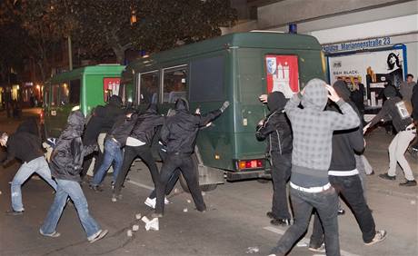 Radiklov zranili pi prvomjovch oslavch v Nmecku stovku policist