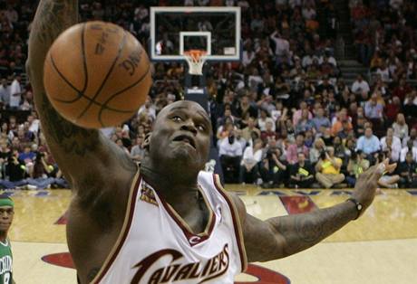 Shaquille ONeal z Clevelandu Cavaliers zakonuje v duelu s Bostonem Celtics