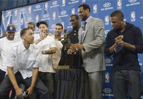 LeBron James (druh zleva) pebr cenu pro nejuitenjho hre v NBA. Obklopuj ho jeho spoluhri