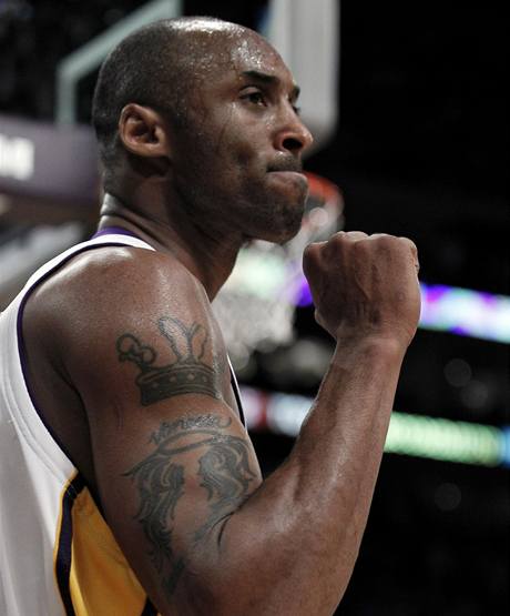 Kobe Bryant z LA Lakers se raduje z bod do koe Utahu Jazz