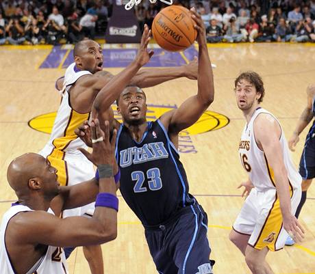 Wesley Matthews (23) z Utahu Jazz najd na ko LA Lakers. Sna se ho zastavit (zleva) Lamar Odom, Kobe Bryant a Pau Gasol
