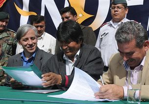 Bilivijský prezident Evo Morales podepisuje dokumenty o znárodnní ty elektráren
