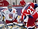 CHYTIL. �esk� brank�� Ond�ej Pavelec zasahuje proti st�ele rusk�ho �to�n�ka Gorovikova.