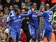 DOBR� PR�CE. Fotbalist� Chelsea se raduj� z g�lu v utk�n� proti Liverpoolu, v pop�ed� je liverpoolsk� kapit�n Gerrard, kter� na n�j nahr�l.