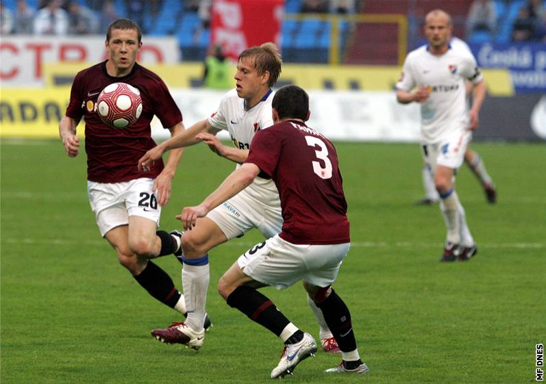 PROJDU? Ostravský talent Mat�j Vydra se sna�í protáhnout kolem spar�an� Juraje Kucky a Manuela Pami�e.