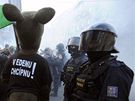 Policie zasahuje proti fanoukm Bohemians 1905, kteí zablokovali Vrovickou ulici. (8. kvtna 2010)