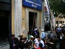 Pi protestech v ecku uhoeli v poboce banky Marfin ti lidé (5. kvtna 2010)