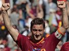 Francesco Totti se raduje ze svého gólu. AS ím zápas s Cagliari dokázal otoit a stále má anci na titul
