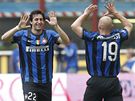 Diego Milito, útoník Interu Milán (vlevo), se ze svého gólu raduje s Estebanem Cambiassem