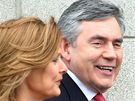 Premir Gordon Brown s manelkou Srou volil ve skotskm mst North Queensferry (6. kvtna 2010)