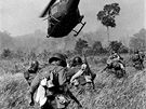 Americké helikoptéry kryjí v beznu 1965 stelbou jihovietnamské vojáky pi...