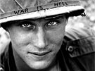 Americký voják na snímku z 18. ervna 1965. Na pilb má run napsáno "War Is Hell", v pekladu "Válka je peklo".
