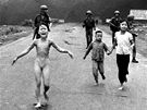 Jeden z nejslavnjích snímk z vietnamské války zachycuje zdené dti pi...