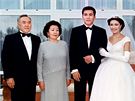 Kazaský prezidentský pár Nursultan a Sara Nazarbajevovi (vlevo) na svatb jedné ze svých tí dcer. Jejím manelem se stal syn kyrgyzského prezidentského páru Mairam a Askara Akajevových. (1998)