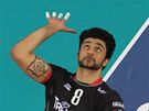 Leandro Neves Vissotto z Trentina Volley podává ve finále Ligy mistr
