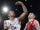 Lawrence Roberts (vlevo) z Partizanu Blehrad na doskoku ped Viktorem Chrjapou z CSKA Moskva