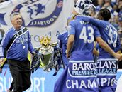 Fotbalist Chelsea slav ligov titul s trenrem Ancelottim (vlevo)