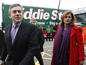 Posledn hodiny volebn kampan. Na snmku Gordon Brown s enou Srou v obci Carlisle v Anglii (5. kvtna 2010)
