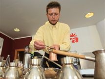 Lukáš Kovářík připravuje kávu v džezvě na Mistrovství baristů ČR v Brně.