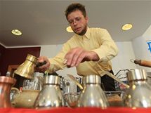 Lukáš Kovářík připravuje kávu v džezvě na Mistrovství baristů ČR v Brně.
