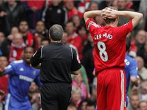 BOE, CO JSEM TO PROVEDL? Zklaman liverpoolsk kapitn Steve Gerrard prv namazal na gl Didieru Drogbovi z Chelsea, kter se raduje v pozad.