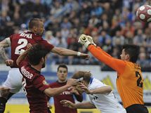 VLASTN� G�L. Spar�ansk� obr�nce Tom� �epka (vlevo) ne��astn� te�uje m�� za z�da vlastn�ho g�lmana v z�pase proti Ban�ku Ostrava.